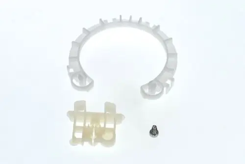 Drei Einzelteile einer Bosch-Halterung: ein kreisförmiger Ring mit Befestigungselementen, eine Halterung und eine Schraube.